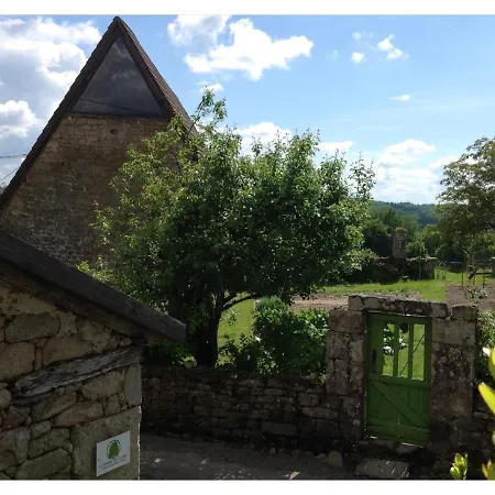 فندق مبيت وإفطار A L'ombre Du Tilleul Comiac