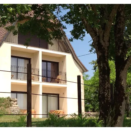 A L'ombre Du Tilleul Bed & Breakfast *